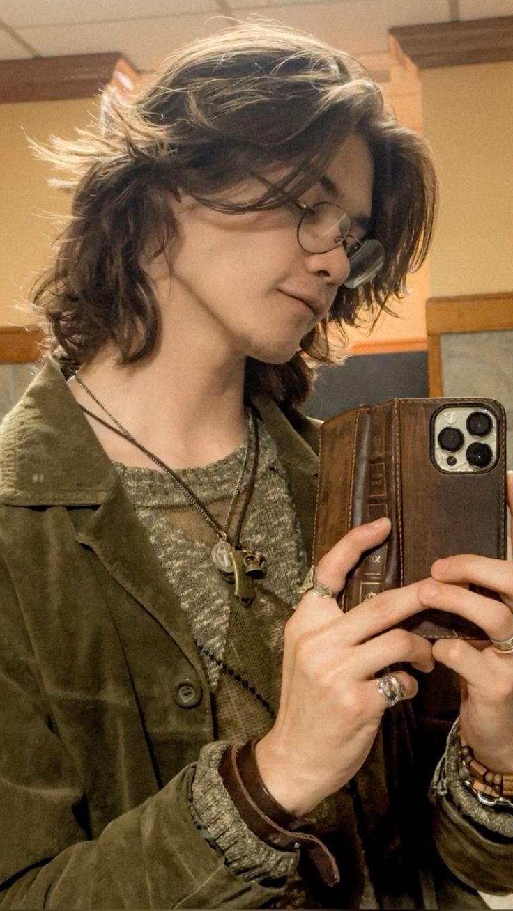 Wavy Wolf Cut Men with bangs